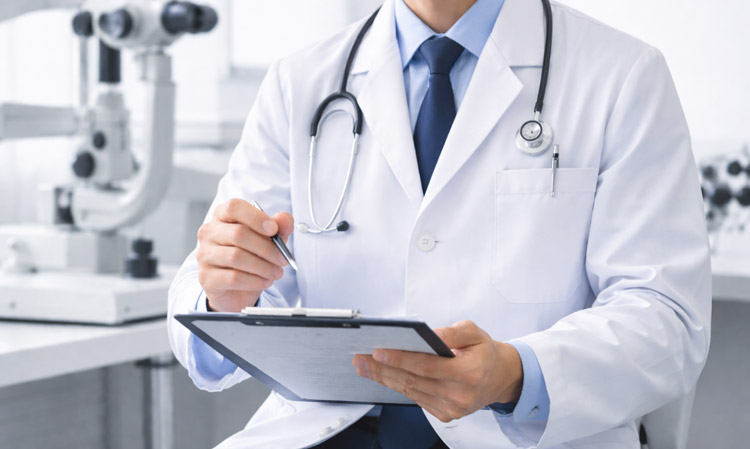 説明する眼科医